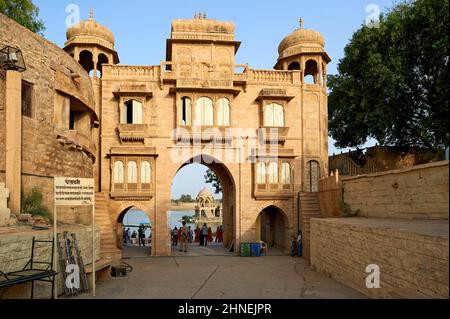 Inde Rajasthan jaisalmer. La porte du lac Gadisar Banque D'Images