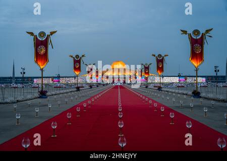 Bangkok, Thaïlande. 16th févr. 2022. L'entrée du temple Wat Dhammakaya lors de la cérémonie de méditation.des dévotés en personne et dans le monde entier ont marqué l'anniversaire du temple en 52nd en allumant 1 millions de lanternes et en plantant 1 millions d'arbres. Crédit : SOPA Images Limited/Alamy Live News Banque D'Images