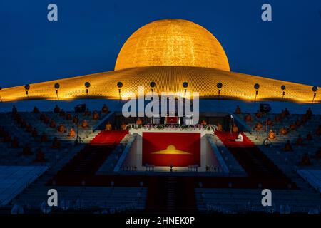 Bangkok, Thaïlande. 16th févr. 2022. Les dévotés vus pendant la cérémonie de méditation pour la journée Makha Bucha au temple Wat Dhammakaya.les dévotés en personne et dans le monde entier ont marqué l'anniversaire du temple en 52nd en allumant 1 millions de lanternes et en plantant 1 millions d'arbres. Crédit : SOPA Images Limited/Alamy Live News Banque D'Images