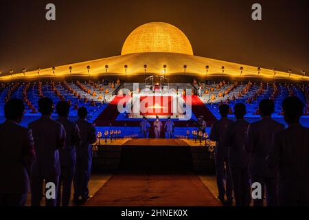 Bangkok, Thaïlande. 16th févr. 2022. Les dévotés vus pendant la cérémonie de méditation pour la journée Makha Bucha au temple Wat Dhammakaya.les dévotés en personne et dans le monde entier ont marqué l'anniversaire du temple en 52nd en allumant 1 millions de lanternes et en plantant 1 millions d'arbres. Crédit : SOPA Images Limited/Alamy Live News Banque D'Images