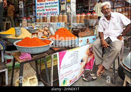 Inde Rajasthan Jodhpur. Vendre des épices au marché de Sardar Girdikot Banque D'Images