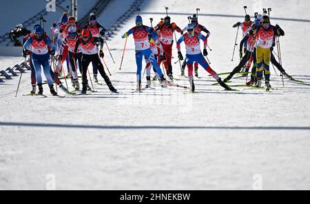 Zhangjiakou, province chinoise du Hebei. 16th févr. 2022. Les athlètes se disputent le relais de 4 x 6 km des femmes de biathlon au Centre national de biathlon de Zhangjiakou, dans la province de Hebei, dans le nord de la Chine, le 16 février 2022. Credit: Guo Cheng/Xinhua/Alamy Live News Banque D'Images