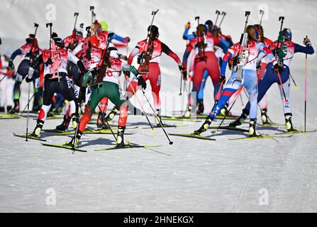 Zhangjiakou, province chinoise du Hebei. 16th févr. 2022. Les athlètes se disputent le relais de 4 x 6 km des femmes de biathlon au Centre national de biathlon de Zhangjiakou, dans la province de Hebei, dans le nord de la Chine, le 16 février 2022. Credit: Guo Cheng/Xinhua/Alamy Live News Banque D'Images