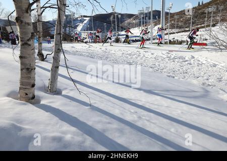 Zhangjiakou, province chinoise du Hebei. 16th févr. 2022. Les athlètes se disputent le relais de 4 x 6 km des femmes de biathlon au Centre national de biathlon de Zhangjiakou, dans la province de Hebei, dans le nord de la Chine, le 16 février 2022. Credit: Jiang Hongjing/Xinhua/Alay Live News Banque D'Images