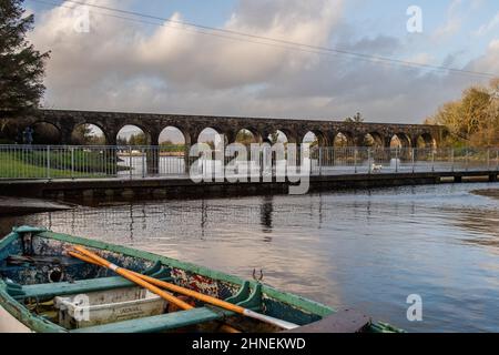 Ballydehob, West Cork, Irlande. 16th févr. 2022. Storm Dudley a frappé l'Irlande aujourd'hui avec 65KMH vents et rafales de jusqu'à 110KMH. Une femme marche son chien alors que le soleil se couche à Ballydehob après une journée de vents violents et de fortes pluies. Crédit : AG News/Alay Live News Banque D'Images