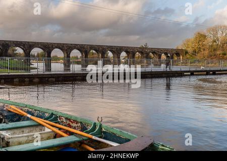 Ballydehob, West Cork, Irlande. 16th févr. 2022. Storm Dudley a frappé l'Irlande aujourd'hui avec 65KMH vents et rafales de jusqu'à 110KMH. Une femme marche son chien alors que le soleil se couche à Ballydehob après une journée de vents violents et de fortes pluies. Crédit : AG News/Alay Live News Banque D'Images