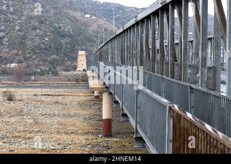 Pont en acier sur une rivière swat Valley Banque D'Images