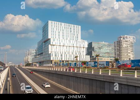 Casablanca, Maroc - 12 février 2022 : vue sur les bâtiments de la marina de Casablanca et le tunnel avec voitures et taxis qui passent Banque D'Images