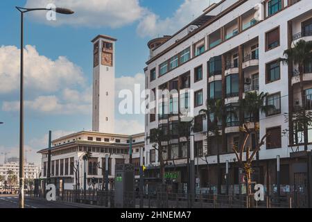 Casablanca, Maroc - 12 février 2022 : vue sur l'ancienne tour de l'horloge et la station de tramway Banque D'Images