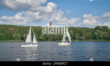 Voiliers sur la Havel près de Berlin, en arrière-plan la tour Grunewald sur la montagne Karlsberg Banque D'Images