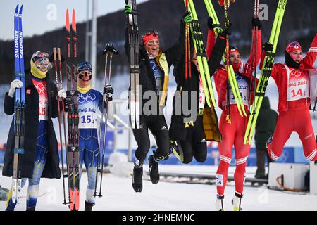 Zhangjiakou, province chinoise du Hebei. 16th févr. 2022. Les médaillés d'argent Iivo Niskanen et Joni Maki de Finlande, les médaillés d'or Johannes Hoesflot Klaebo et Erik Valnes de Norvège, les médaillés de bronze Natalia Nepryaeva et Yulia Stupak de RDC (de L à R) Posez pour une photo lors de la cérémonie des fleurs pour la finale classique des Jeux olympiques d'hiver de Beijing 2022 de l'équipe féminine de ski de fond au Centre national de ski de fond de Zhangjiakou, dans la province de Hebei, dans le nord de la Chine, le 16 février 2022. Credit: Deng Hua/Xinhua/Alay Live News Banque D'Images