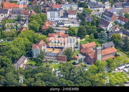 Vue aérienne, église catholique Sainte-Elisabeth ainsi que l'école Pestalozzi et la maternelle catholique. Jardin d'enfants à Bergkamen, région de Ruhr, Rhénanie-du-Nord-Ouest Banque D'Images