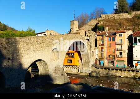 Vue sur le pont dans la ville de Camprodon dans les Pyrénées Banque D'Images