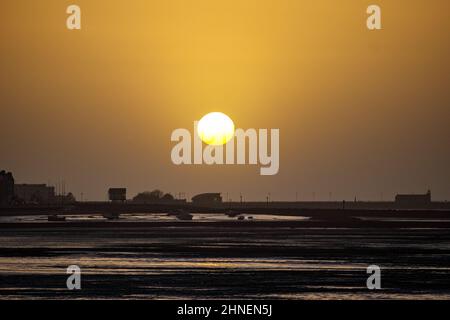 Morecambe, Lancashire, Royaume-Uni. 16th févr. 2022. Le soleil se prépare sur Morecambme avant l'arrivée de Storm Dudley crédit de nuit: PN News/Alay Live News Banque D'Images