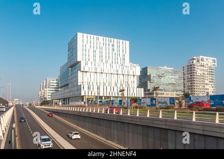 Casablanca, Maroc - 12 février 2022 : vue sur les bâtiments de la marina de Casablanca et le tunnel avec voitures et taxis qui passent Banque D'Images