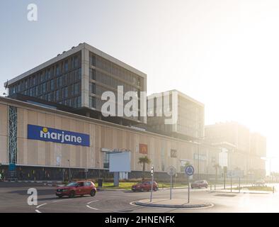 Casablanca, Maroc - 12 février 2022 : vue sur les taxis passant près du centre commercial Marina par une journée ensoleillée Banque D'Images