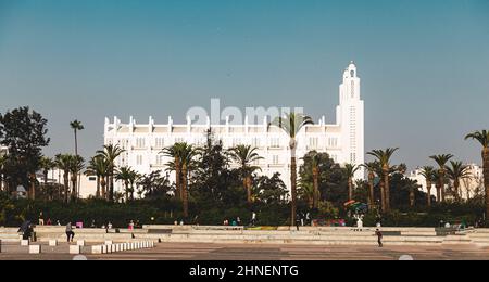 Casablanca, Maroc - 12 février 2022 : vue sur l'église du Sacré-Cœur depuis le parc Rachidi Banque D'Images