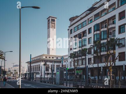 Casablanca, Maroc - 12 février 2022 : vue sur l'ancienne tour de l'horloge et la station de tramway Banque D'Images