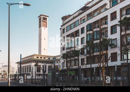 Casablanca, Maroc - 12 février 2022 : vue sur l'ancienne tour de l'horloge et la station de tramway Banque D'Images