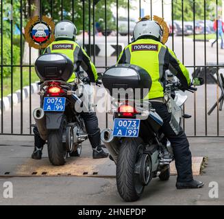 Moscou, Russie - juin 1. 2021. Deux policiers en motocyclettes entrent sur le territoire du poste de police Banque D'Images
