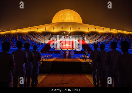 Bangkok, Thaïlande. 16th févr. 2022. Les dévotés vus pendant la cérémonie de méditation pour la journée Makha Bucha au temple Wat Dhammakaya.les dévotés en personne et dans le monde entier ont marqué l'anniversaire du temple en 52nd en allumant 1 millions de lanternes et en plantant 1 millions d'arbres. (Photo par Matthew Hunt/SOPA Images/Sipa USA) Credit: SIPA USA/Alay Live News Banque D'Images