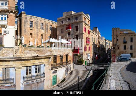 Passerelle et rue étroite avec des escaliers à la Valette Malte. Banque D'Images