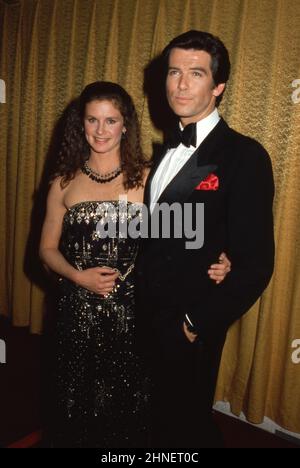 Pierce Brosnan et Stephanie Zimbalist Circa années 80 crédit: Ralph Dominguez/MediaPunch Banque D'Images