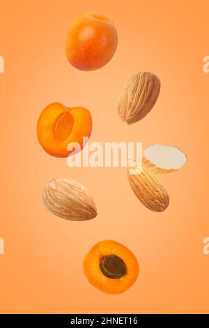 Sept fruits isolés sur fond orange avec un masque Banque D'Images