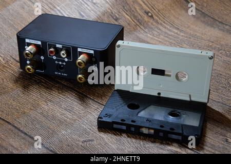 Cassette audio. Support de musique rétro, cassette compacte pour magnétophone. Cassette audio à côté de l'amplificateur sur la table Banque D'Images