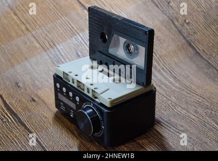 Cassette audio. Support de musique rétro, cassette compacte pour magnétophone. Cassette audio à côté de l'amplificateur sur la table Banque D'Images
