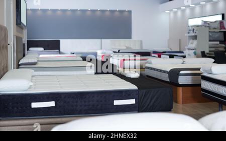 Image de nouveaux matelas sur les lits du magasin Banque D'Images