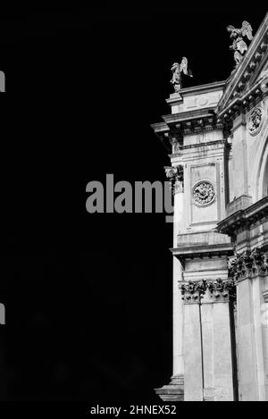 Basilique du salut (Sainte Marie de la Santé) façade baroque de Venise, érigée au 17th siècle (noir et blanc avec espace copie) Banque D'Images