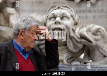 Rome, Italie 13/03/2003: Homme âgé s'appuyant contre la fontaine de la Piazza della Rotonda au Panthéon. © Andrea Sabbadini Banque D'Images