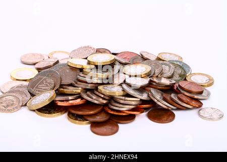 Tas de pièces britanniques allant de pièces de monnaie britanniques de pennies à livres Banque D'Images