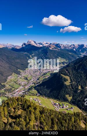 Vue aérienne sur Val Gardena et la ville d'Ortisei, sommets du groupe Odle au loin, vue de Puflatschspitz à Seiser Alm. Banque D'Images