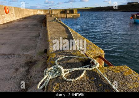 La marée haute à Harrow Harbour, près de Scarfskerry, sur la côte nord de Caithness, Ecosse, Royaume-Uni Banque D'Images