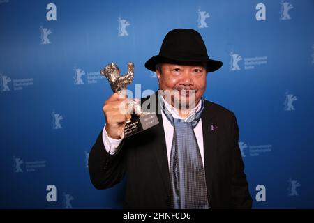 Berlin, Allemagne. 16th févr. 2022. Le réalisateur cambodgien Rithy Panh pose lors d'une séance photo après avoir reçu l'ours d'argent pour son film « tout va bien » lors de la cérémonie de remise des prix du Festival du film de Berlinale 72nd. Crédit : Ronny Hartmann/AFP POOL/dpa/Alay Live News Banque D'Images