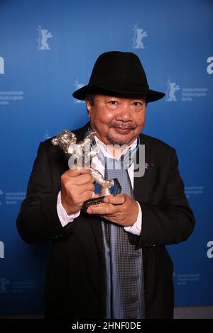 Berlin, Allemagne. 16th févr. 2022. Le réalisateur cambodgien Rithy Panh pose lors d'une séance photo après avoir reçu l'ours d'argent pour son film « tout va bien » lors de la cérémonie de remise des prix du Festival du film de Berlinale 72nd. Crédit : Ronny Hartmann/AFP POOL/dpa/Alay Live News Banque D'Images