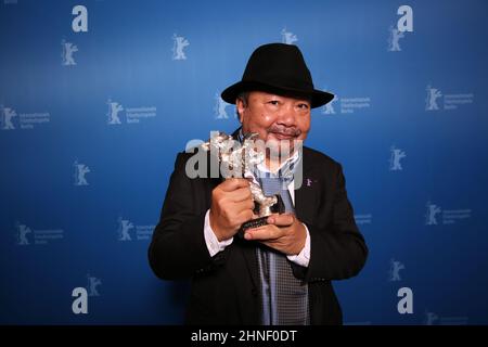 Berlin, Allemagne. 16th févr. 2022. Le réalisateur cambodgien Rithy Panh pose lors d'une séance photo après avoir reçu l'ours d'argent pour son film « tout va bien » lors de la cérémonie de remise des prix du Festival du film de Berlinale 72nd. Crédit : Ronny Hartmann/AFP POOL/dpa/Alay Live News Banque D'Images