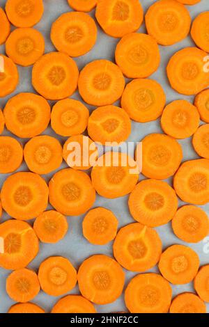 Fond carotte sur fond gris, gros plan Banque D'Images