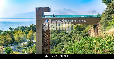 Antalya, Turquie - 15 novembre 2021 : ascenseur entre le remblai et la rue Banque D'Images