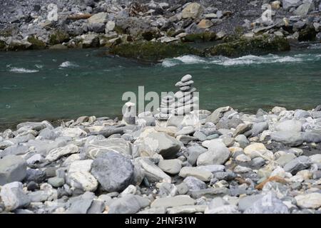 Pyramide en pierre sur une rive du Rhin antérieur en Suisse. Banque D'Images