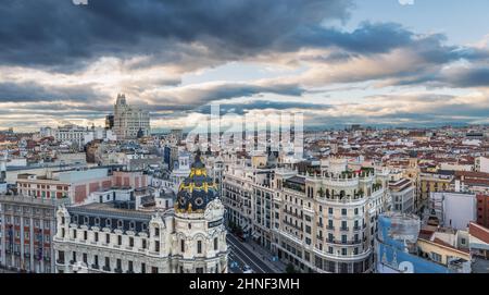 MADRID - 5 OCTOBRE 2021 : vue aérienne de la Gran Vía et des gratte-ciel de Madrid dans un après-midi nuageux, avec le bâtiment Metropolis à être reconnu dans le for Banque D'Images
