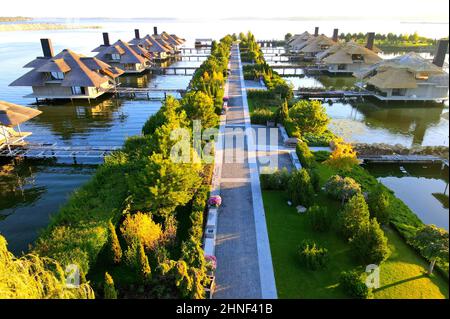 Resort de luxe, beaucoup de bungalows mignon sur l'eau, vue incroyable, vacances d'été station balnéaire Maisons Banque D'Images