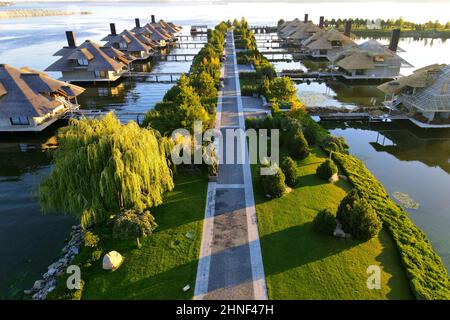 Resort de luxe, beaucoup de bungalows mignon sur l'eau, vue incroyable, vacances d'été station balnéaire Maisons Banque D'Images