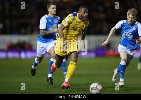 PETERBOROUGH, ROYAUME-UNI. FÉV 16TH. Yakou Meite of Reading court avec le ballon lors du match de championnat Sky Bet entre Peterborough United et Reading au Weston Homes Stadium, Peterborough, le mercredi 16th février 2022. (Crédit : James HolyOak | MI News) crédit : MI News & Sport /Alay Live News Banque D'Images