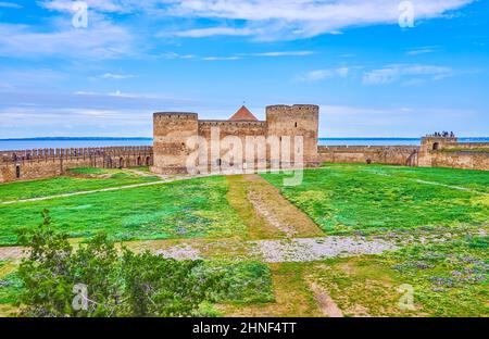 La vue depuis le rampard sur la Citadelle de la forteresse d'Akkerman et son terrain de parade vert, Bilhorod-Dnistrovskyi, Ukraine Banque D'Images