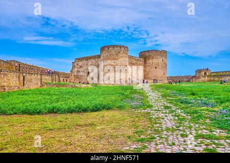 BILHOROD, UKRAINE - 19 JUIN 2021: La promenade en face de la forteresse de la Citadelle d'Akkerman avec des tours conservées et des murs massifs en pierre, le 19 juin à Banque D'Images