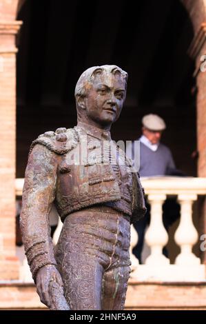 Image du monument du taureau Manolo Montoliu en face de l'arène de Valence dans laquelle un homme plus âgé est vu depuis le balcon o Banque D'Images