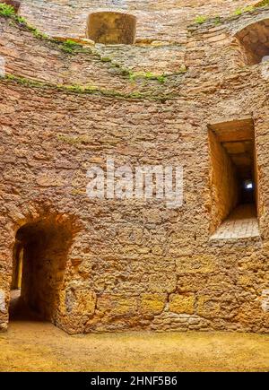 Le mur de la tour ruinée de la Citadelle, situé dans la forteresse d'Akkerman, Bilhorod-Dnistrovskyi, Ukraine Banque D'Images